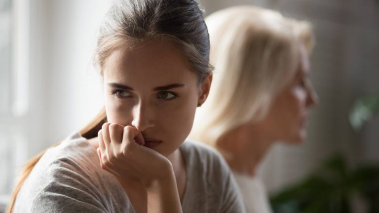 Independizarse sin culpa: establecer límites sanos con tus padres